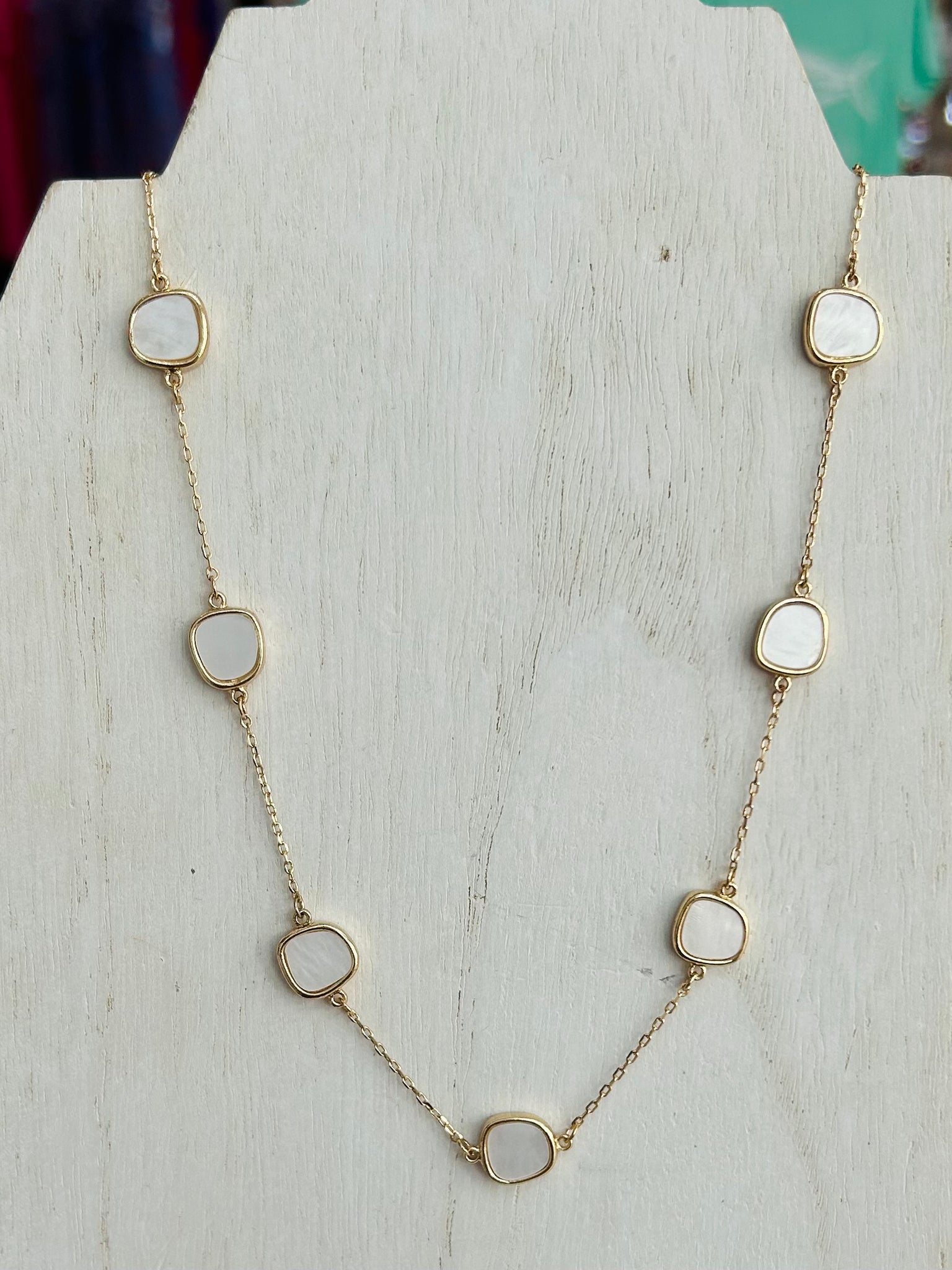 Short Gold Necklace With Pearl Rounded Squares