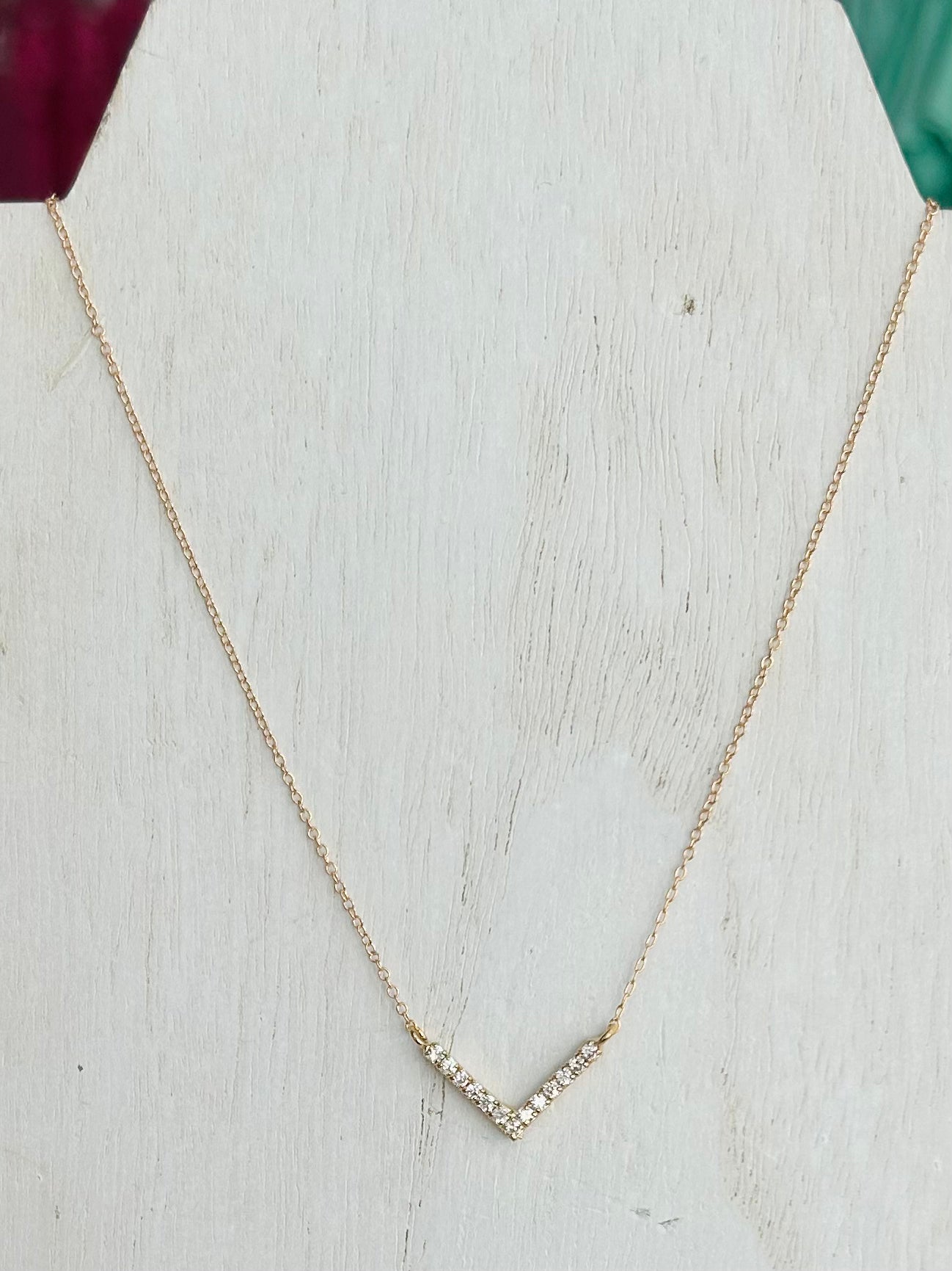 Short Gold Necklace With Diamond V