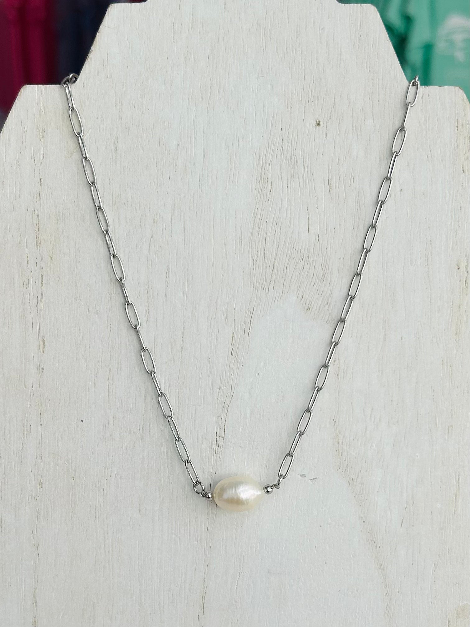 Short Chain Necklace With A Pearl Bead - Silver