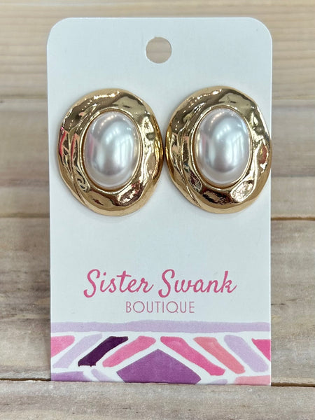 Chic Textured Pearl Studs - Gold