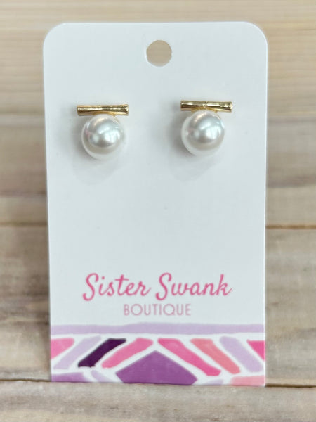 Everyday Chic Pearl Stud Earrings - Gold