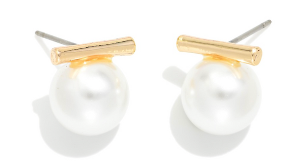 Everyday Chic Pearl Stud Earrings - Gold